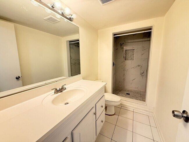 Building Photo - 8720 Mornington Dr