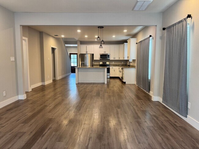 Building Photo - For Rent – 100 Brooklyn Dr, Canyon Lake, T...