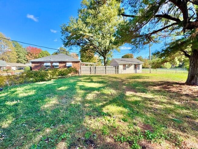 Building Photo - 5502 Santa Monica St