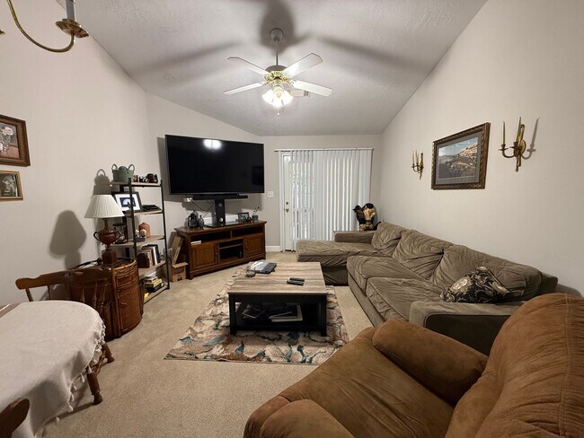 Building Photo - Great 2 Bedroom 2 Bath Townhouse with Garage