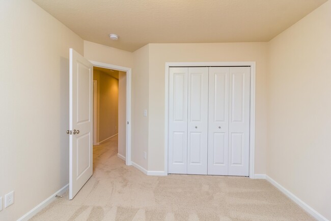 Building Photo - Move In Ready - 5 bedroom 3 Bath Townhome ...