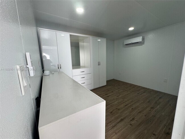 Building Photo - 4341 SW 99th Ct