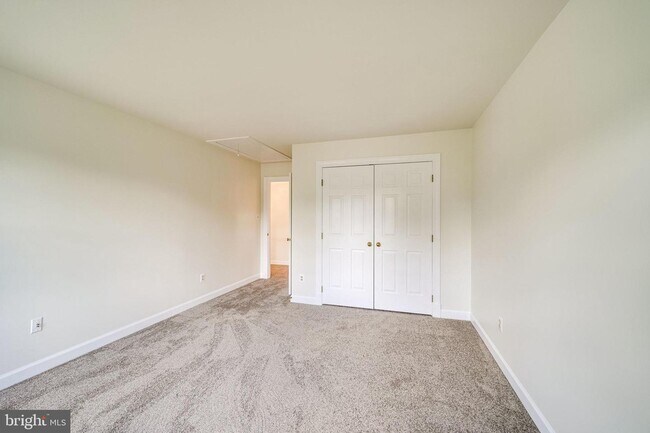 Building Photo - 6207 Woodland Lake Dr