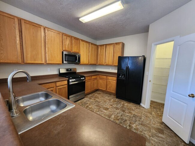 Building Photo - Amazing, Large 3 Bedroom Home in Southwest Albuquerque. Refrigerated Air, 2 Car Garage
