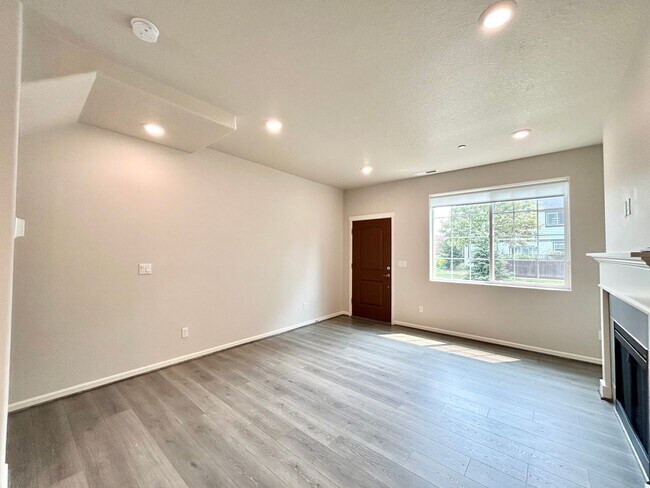 Building Photo - Stunning 2 Bed, 2.5 Bath Craftsman Townhome with Community Amenities!
