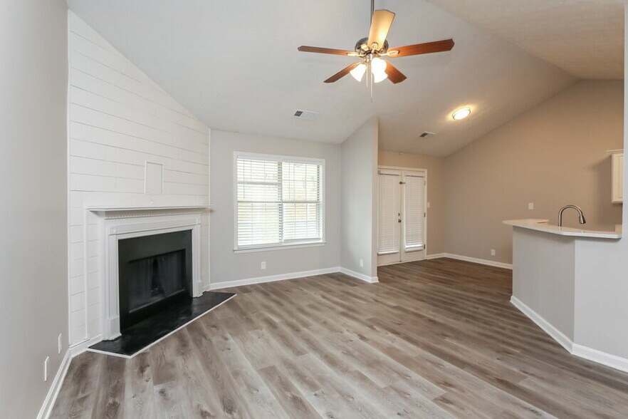 Building Photo - 173 Williamsburg Way