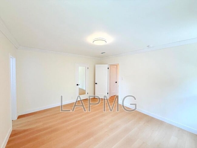 Building Photo - 6130 Whitsett Ave