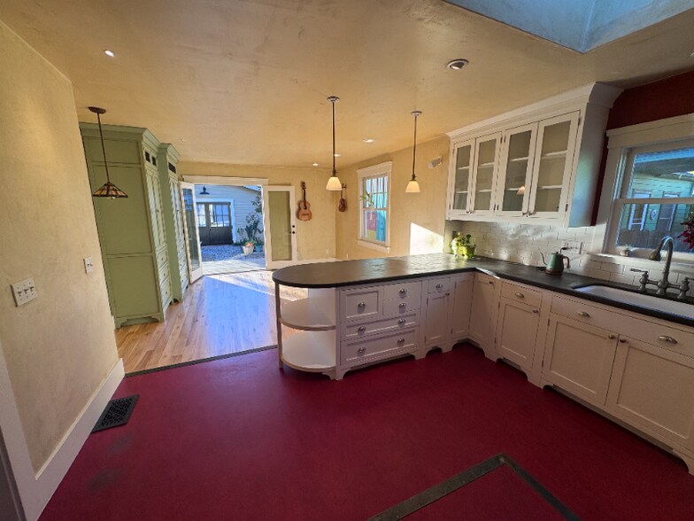 Building Photo - 643 Wright St