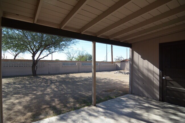 Building Photo - Charming 3 Bedroom 1 Bath House! Great East/Central Tucson Location