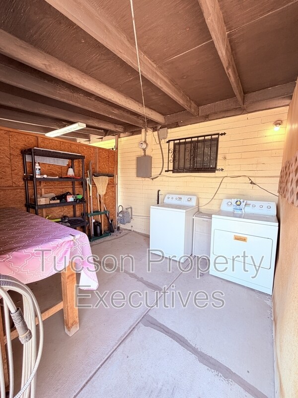 Building Photo - 3626 E Sylvane St