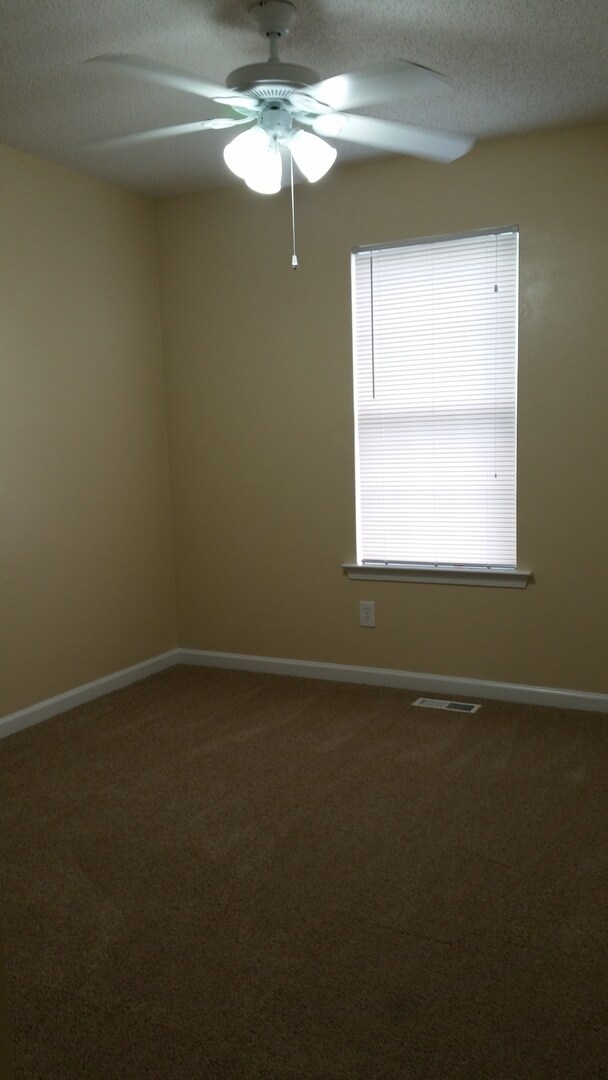 Building Photo - MOVE IN TODAY!  Large 4 bed 2 bath with bo...