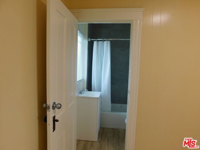 Building Photo - 616 W 58th St