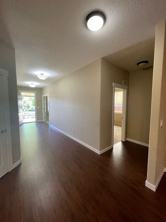 Building Photo - Beautiful Home with lots of upgrades