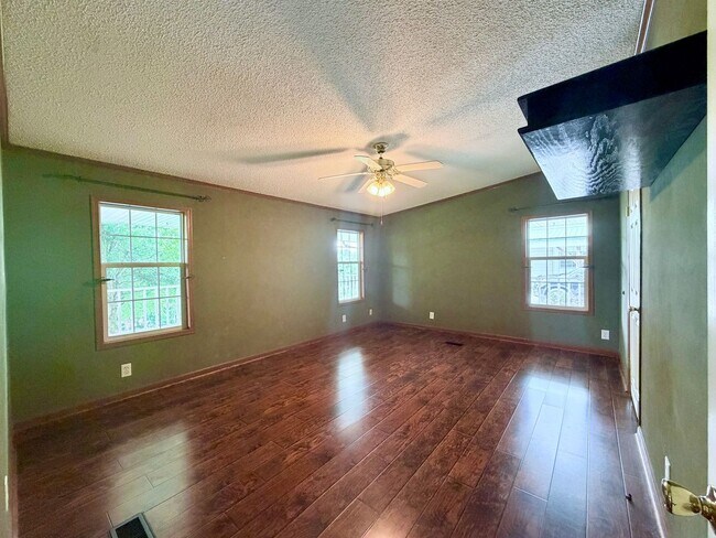 Building Photo - Secluded 3-Bedroom with Wrap-Around Porch -- Jonesborough