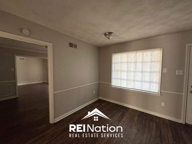 Building Photo - Spacious 4BR/2BA Memphis Rental with 2-Car Garage, Hardwood Floors & Fireplace