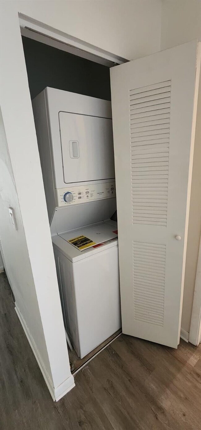 Building Photo - 5200 NW 31st Ave