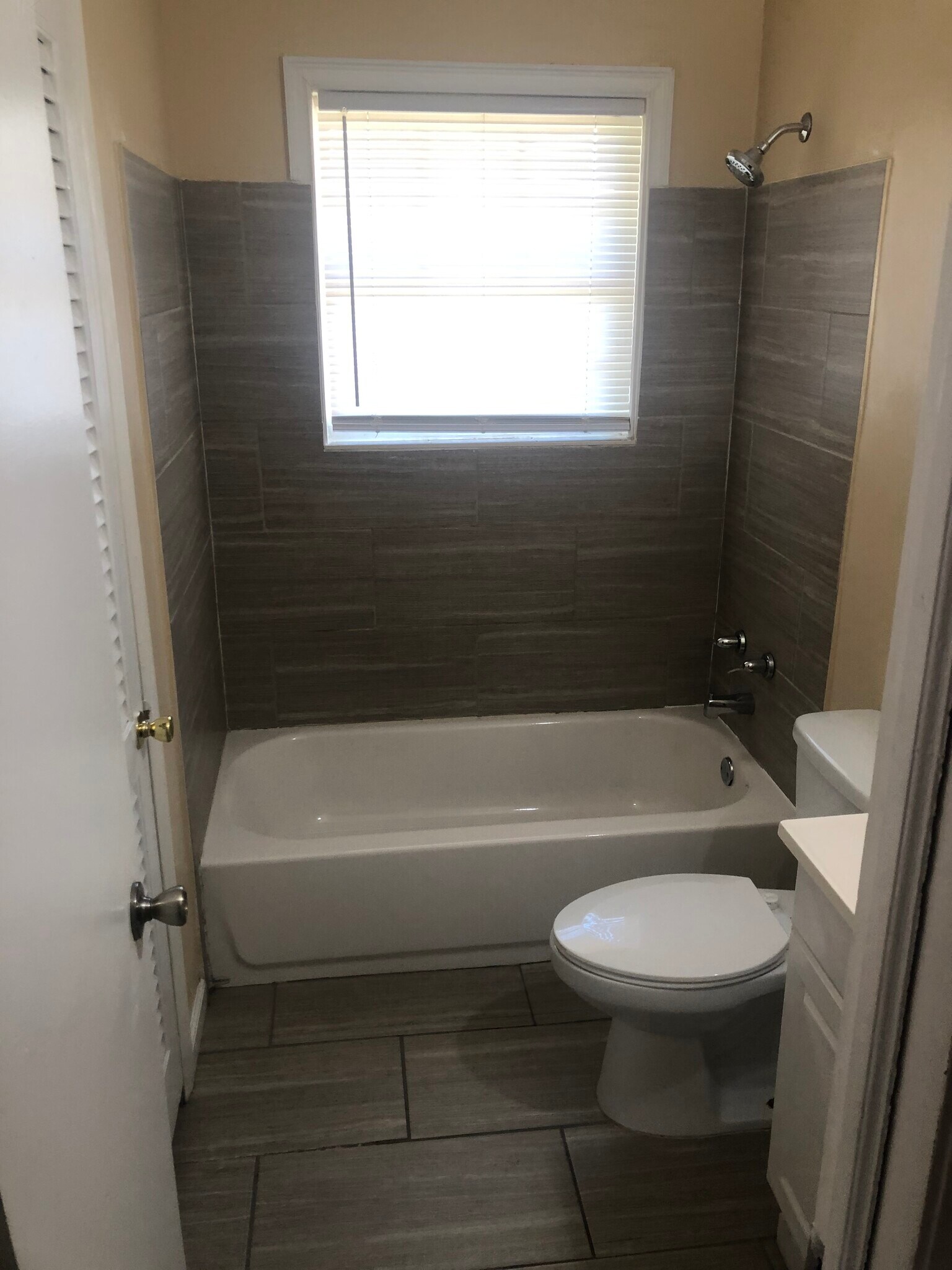 Building Photo - 2511 Sheraton Dr