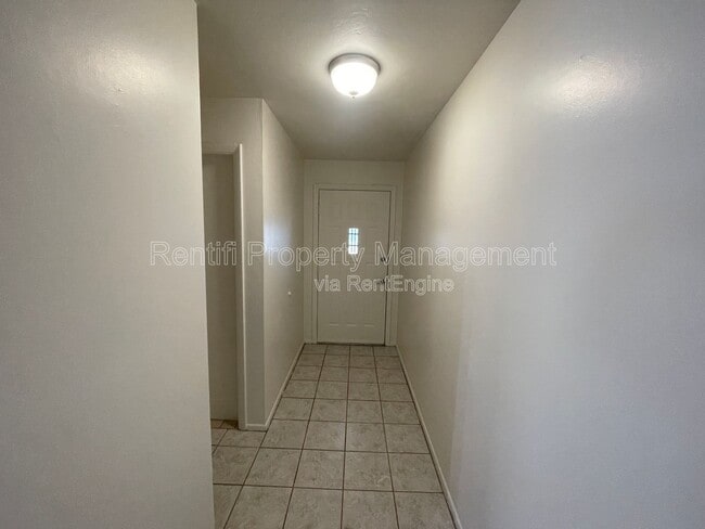 Building Photo - 805 SE 24th Ave