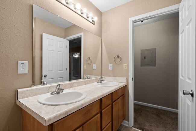 Building Photo - 508 Luxury Dr