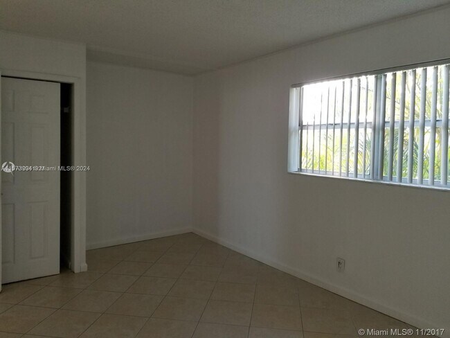 Building Photo - 560 SE 2nd Ave