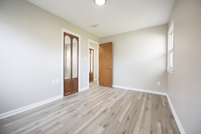 Building Photo - 9328 W Ridgewood Dr