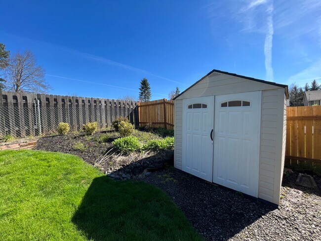Building Photo - Beautiful 3 Bed 2 Bath House in Happy Valley!! A/C, Additional Living Area, Great for Entertaining!!