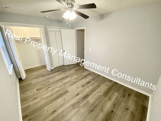 Building Photo - Redbud Ridge 7