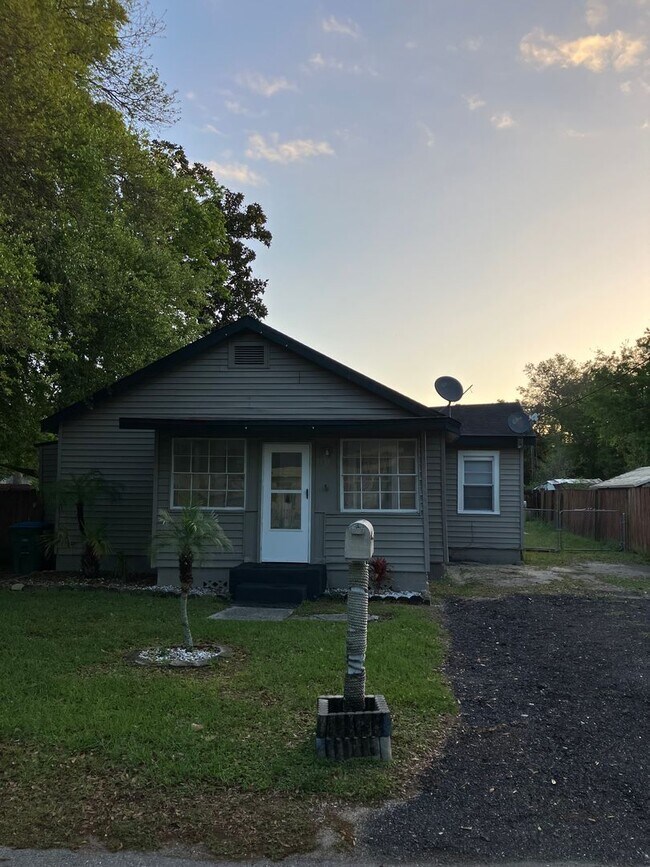 Building Photo - 3 bed 1 bath single family home