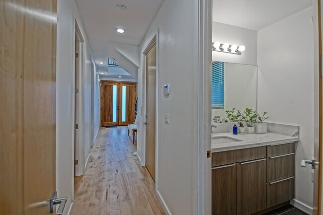 Building Photo - Custom, Modern & Spacious Tri-Level Home w...