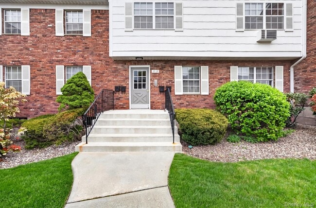 Building Photo - 31 Doxbury Ln