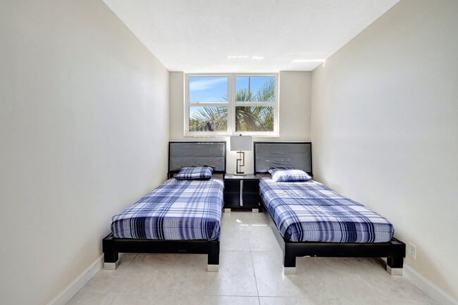 Building Photo - 3181 S Ocean Dr