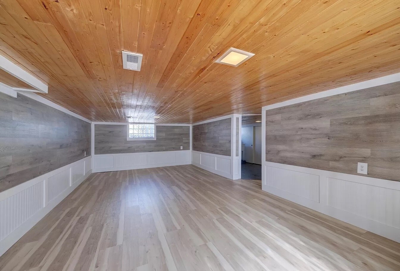 Building Photo - 270 Narrow St