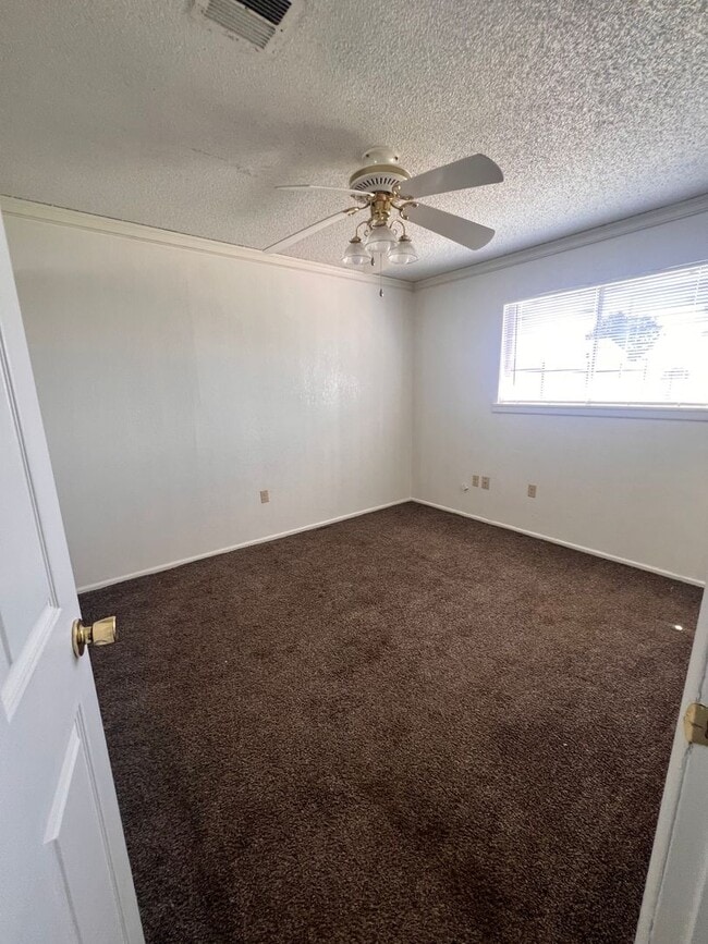 Building Photo - Great Starter Home