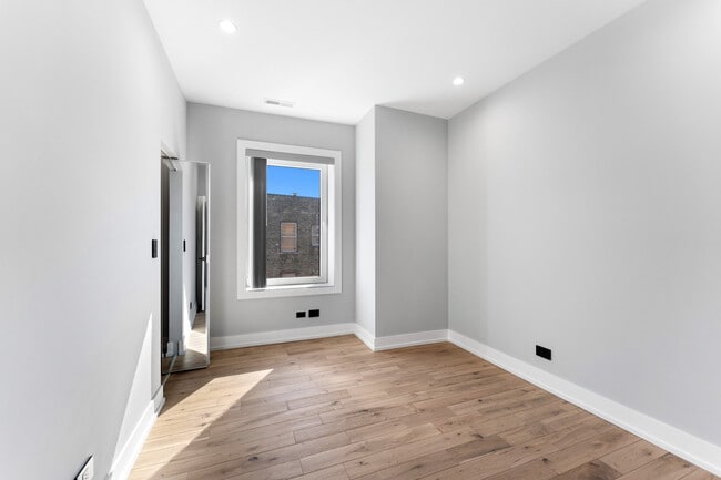 Building Photo - 7724 N Eastlake Terrace