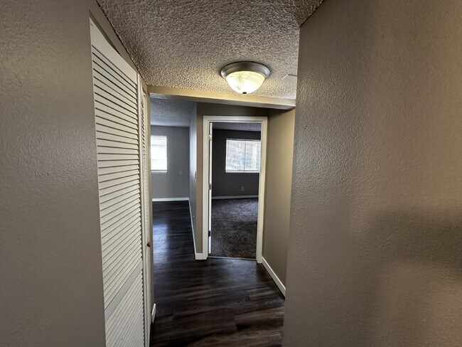 Building Photo - "Charming 2-Bedroom Retreat in Colorado Sp...