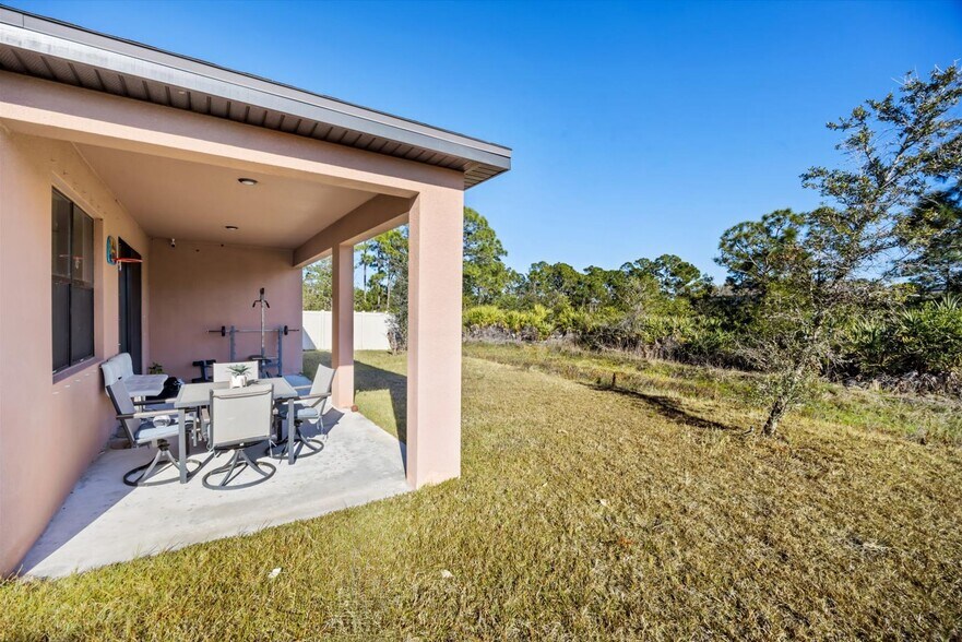 Building Photo - 6545 NW Oaklawn Way