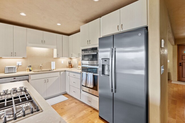 Building Photo - Gorgeous Furnished 2-Bed, 2-Bath Townhouse...