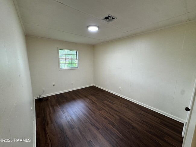 Building Photo - 105 Chag St