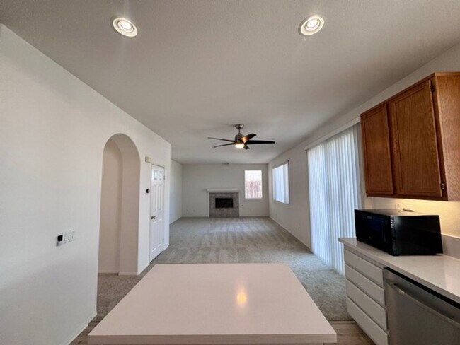 Building Photo - Beautiful 3 Bedroom two story South Temecu...