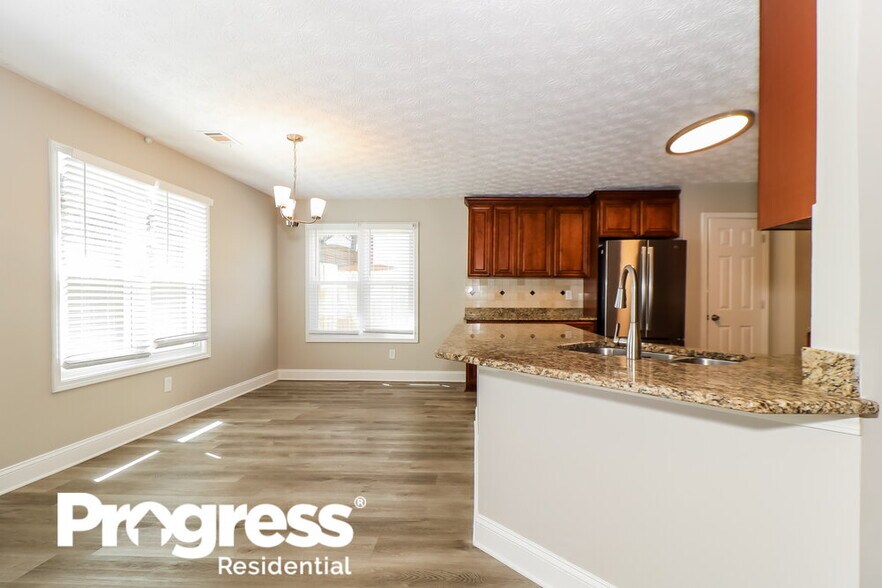 Building Photo - 2950 Northcliff Dr