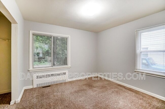 Building Photo - 915 Independence Rd