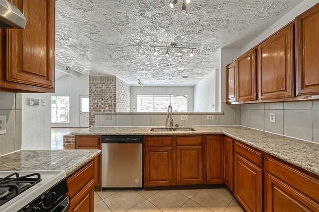 Building Photo - 16319 La Luna Dr
