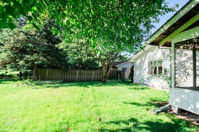 Building Photo - 3 bed 2 bath home in Valparaiso