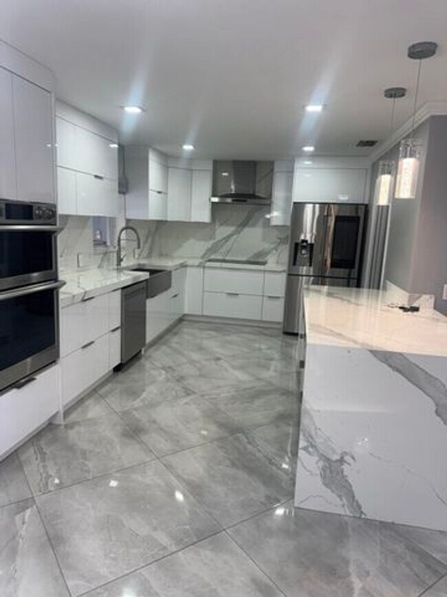 Building Photo - 2591 Rosehaven Rd