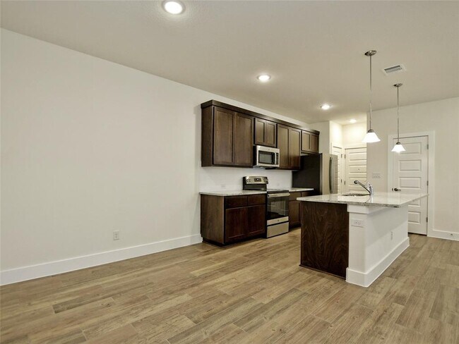 Building Photo - 402 Parkline Dr