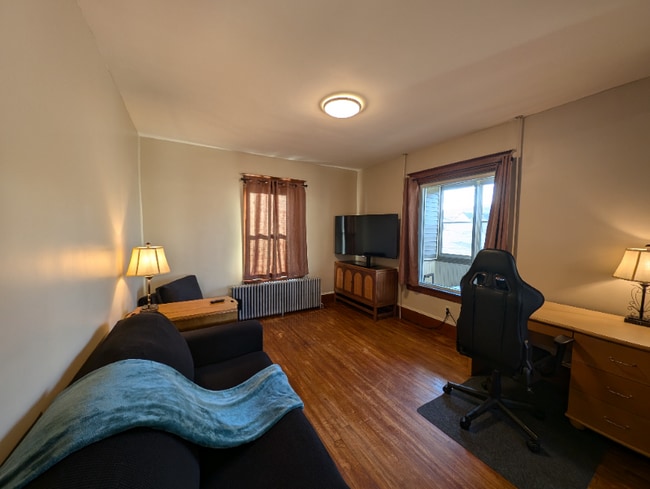 Building Photo - 492 Burgess St