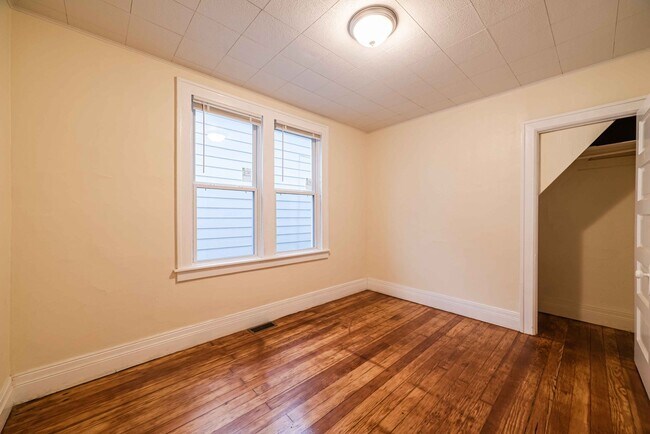 Building Photo - $1300 - Spacious Hamtramck home