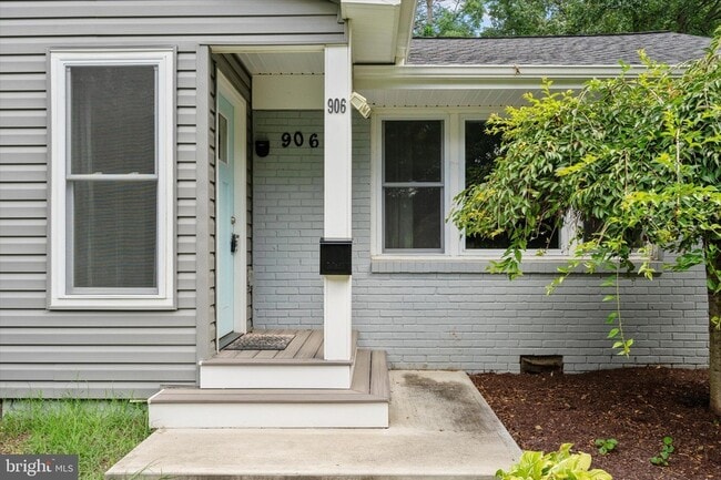 Building Photo - 906 Monroe St