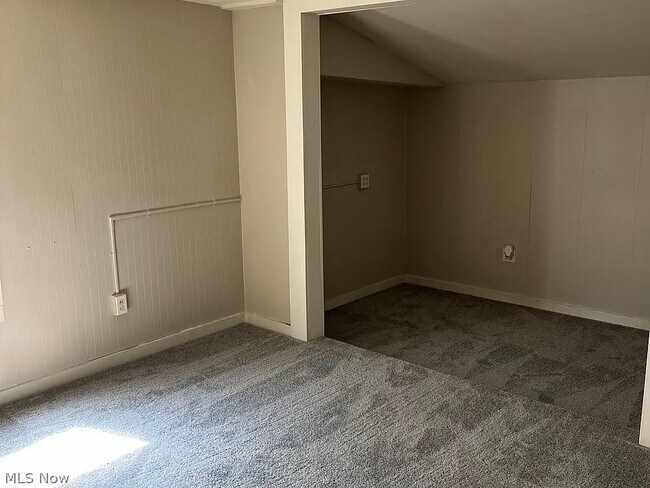 Building Photo - 17 E Emerling Ave