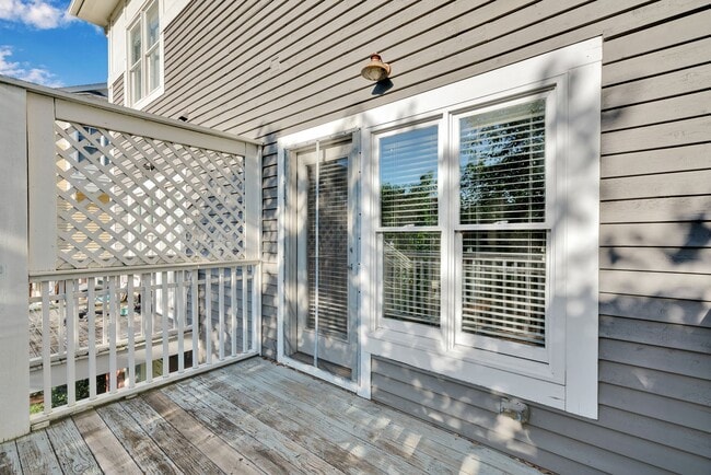 Building Photo - Wonderful craftsman style end-unit townhome